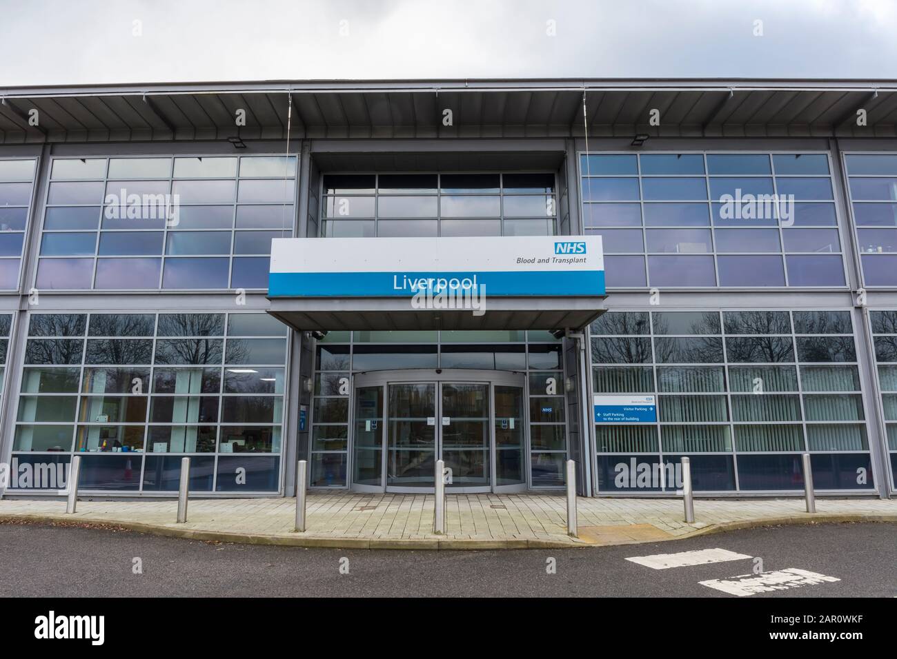 SPEKE, LIVERPOOL, Großbritannien - 25. JANUAR 2020: Blick auf das NHS-Gebäude (National Health Service) in Speke, Liverpool, Großbritannien Stockfoto