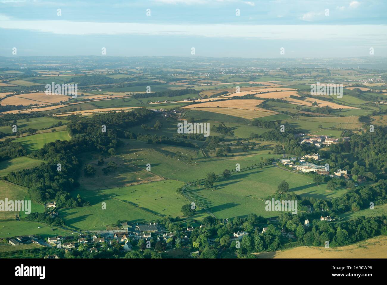 Luftaufnahme der grünen Landschaft in Somerset, Großbritannien Stockfoto