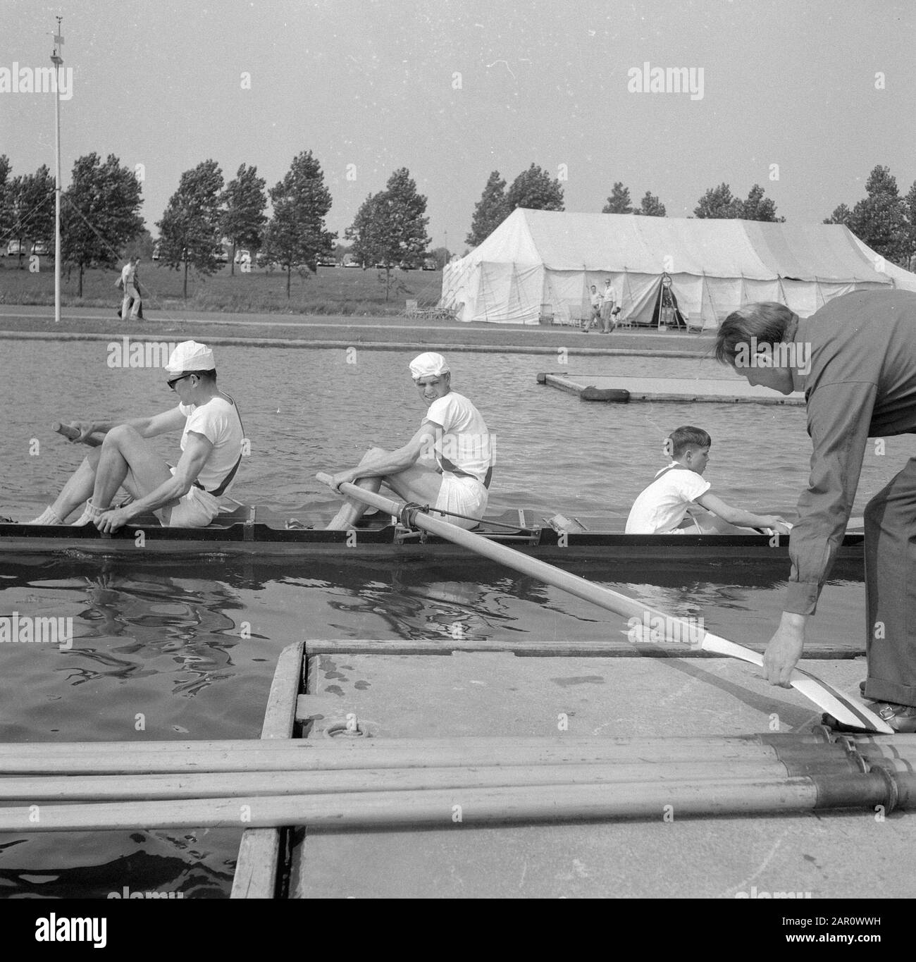 Ruder-Europameisterschaften in Bosbaan, dänische zwei mit Steuermann im Einsatz Datum: 6. August 1964 Ort: Amsterdam, Amsterdamse Bos, Bosbaan, Noord-Holland Schlagwörter: Reihen, Meisterschaften, Helmsmen Stockfoto