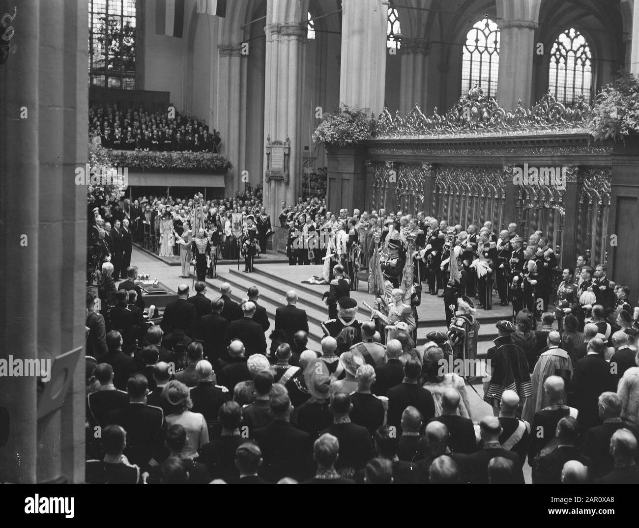 Abdankung Königin Wilhelmina/Einweihung Königin Juliana Einweihung Königin Juliana. Hochfest an der Nieuwe Kerk in Amsterdam (Best.-Nr. 7-17). Überblick über die Kirche während des Eides, der von 3000 stehenden Gästen gehört wird, der in Artikel 53 der niederländischen Verfassung vorgeschrieben ist und mit den Worten endet: Helft mir wirklich Gott allmächtig! Datum: 6. September 1948 Ort: Amsterdam, Noord-Holland Schlüsselwörter: Einweihung, Königshaus persönlicher Name: Juliana, Königin Stockfoto