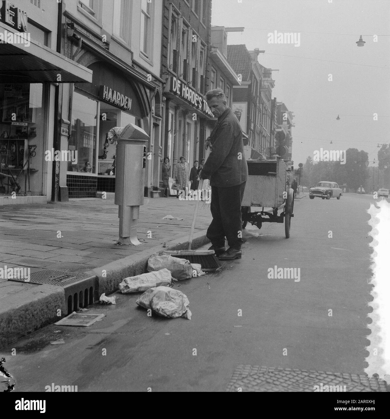 Reinigungspolizisten geben das Datum Amsterdam ein: 12. August 1964 Ort: Amsterdam, Noord-Holland Schlüsselwörter: Reinigungen Stockfoto