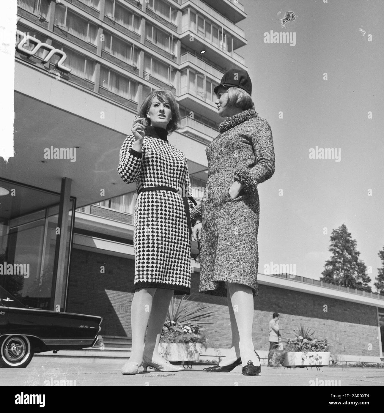 Neue Wintermode, linkes Nasaha Strickkleid aus reiner Wolle, rechtes Modell Poodle an English Tweed vom Modehaus Shubett Datum: 10. Juli 1964 Schlagwörter: WOL, Winter Fashion Stockfoto