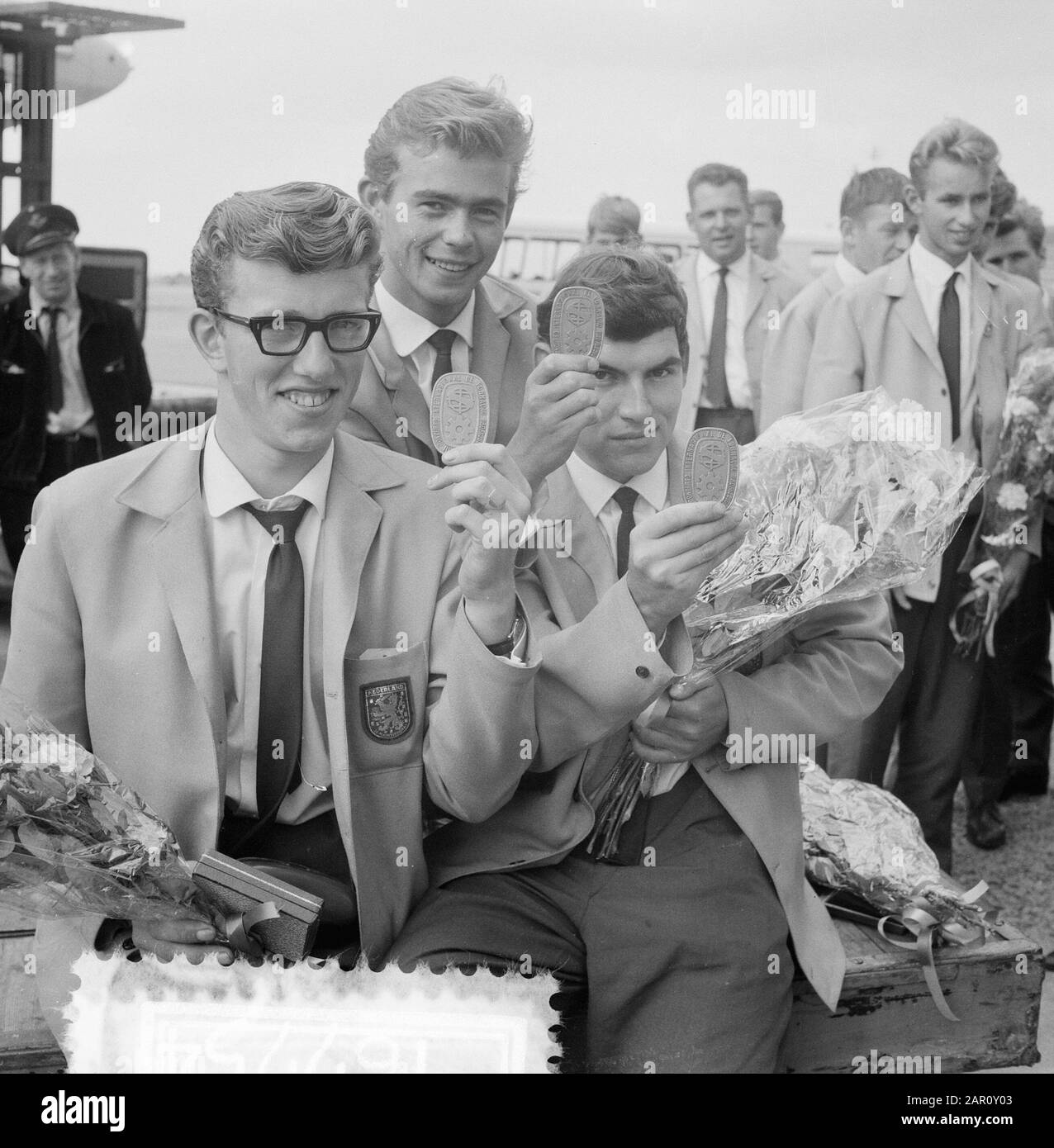 Zwölf Jungen aus Lissabon (Portugal) Datum: 16. August 1964 Ort: Noord-Holland, Schiphol Schlüsselwörter: Berufe, Männer, Wettbewerbe Stockfoto