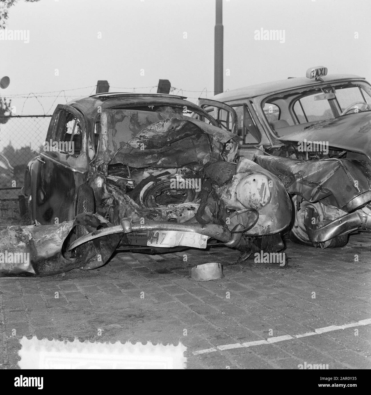 Unfall im Maastunnel, Übersichten über die beiden zerstörten Autos Datum: 19. August 1964 Standort: Rotterdam, Zuid-Holland Stichwörter: Name der Automobil-Einrichtung: Maastunnel Stockfoto