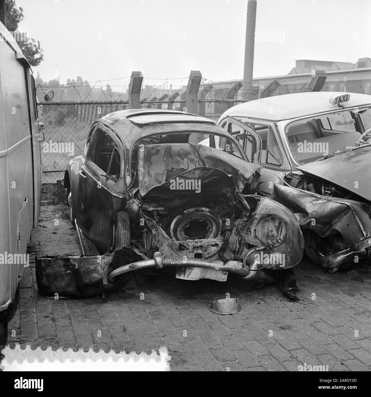 Unfall im Maastunnel, Übersichten über die beiden zerstörten Autos Datum: 19. August 1964 Standort: Rotterdam, Zuid-Holland Stichwörter: Name der Automobil-Einrichtung: Maastunnel Stockfoto