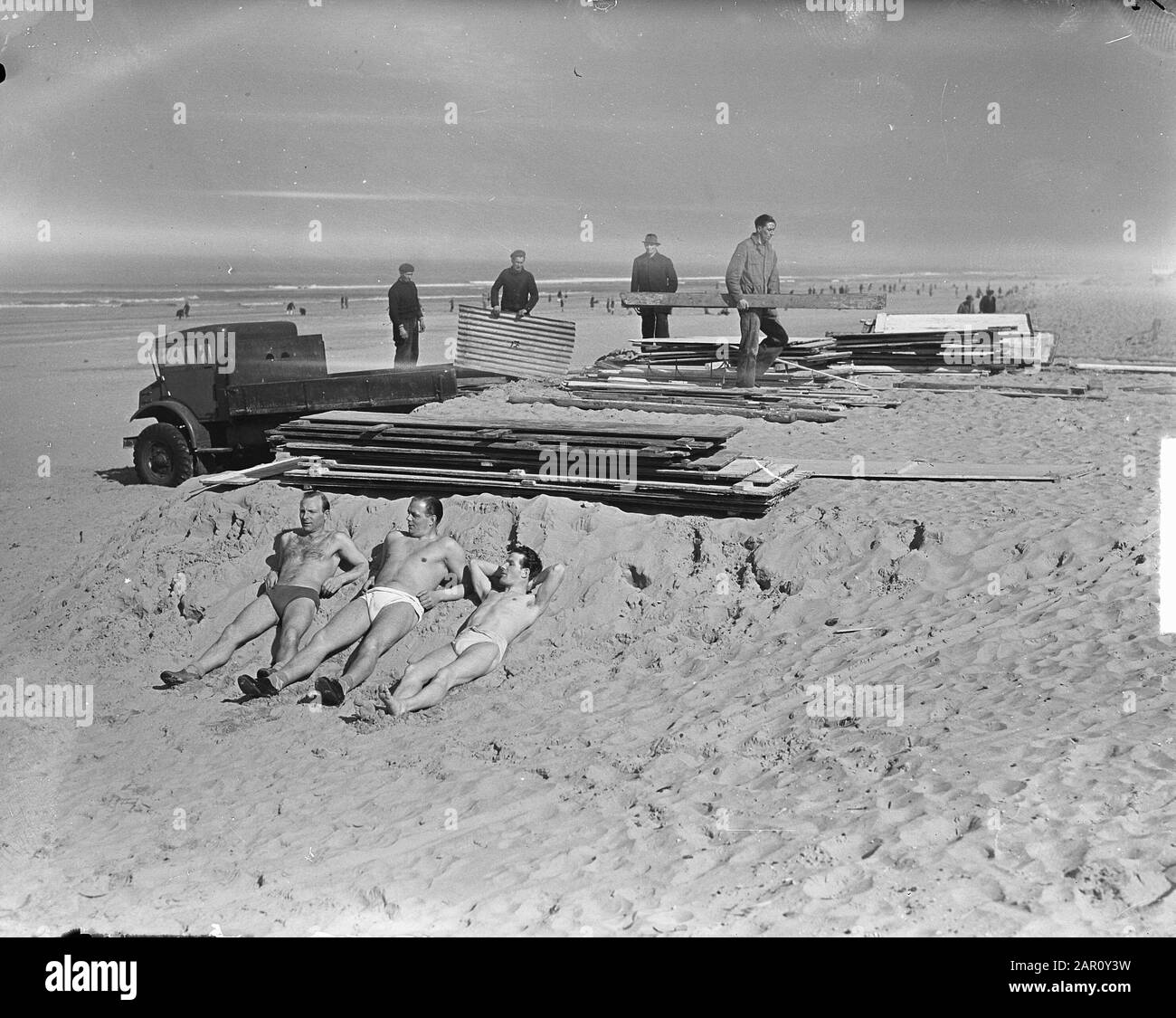 Strandzelte werden aufgebaut Datum: 17. März 1949 Stichworte: Strandzelte Stockfoto