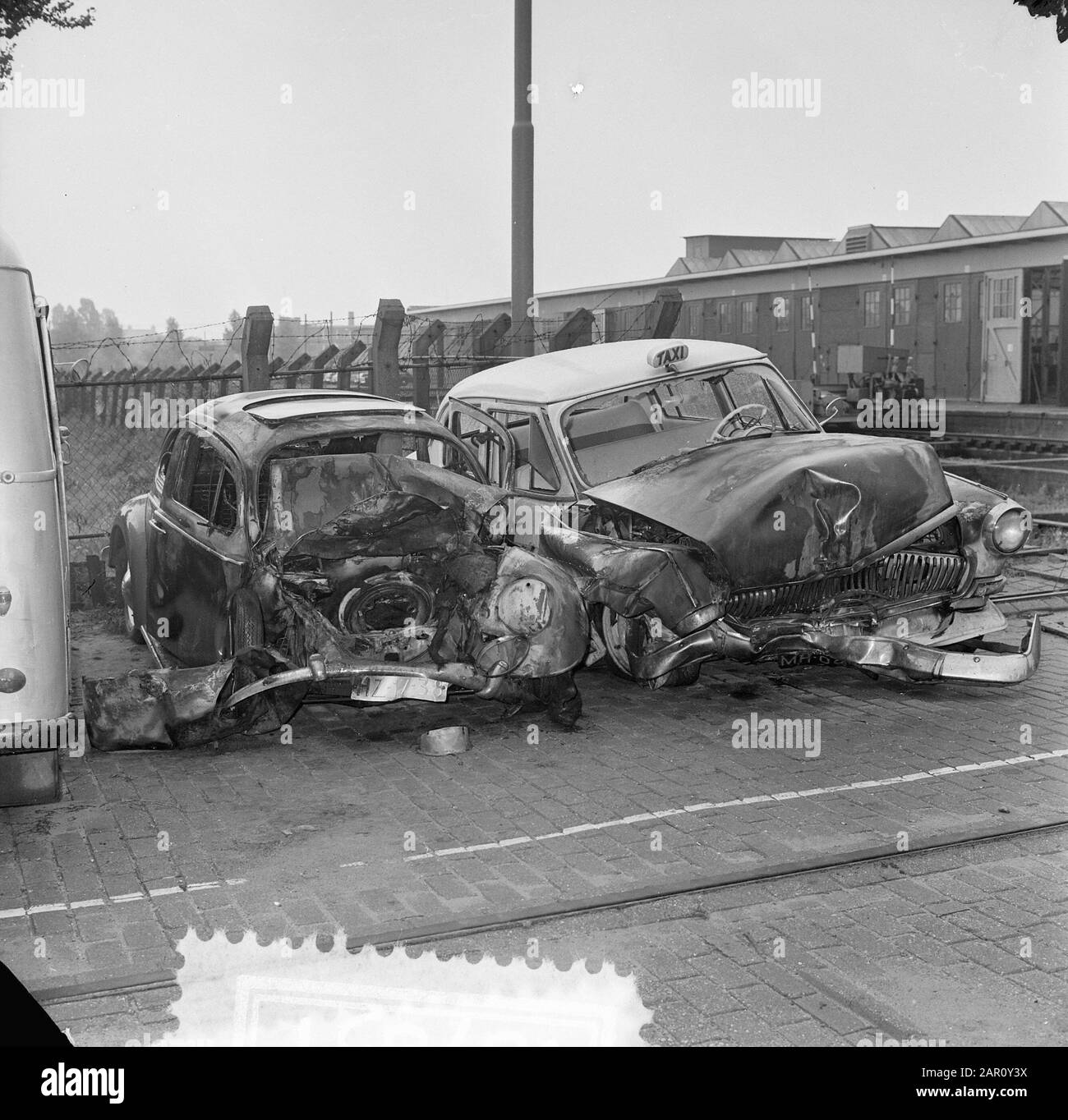 Unfall im Maastunnel, Übersichten über die beiden zerstörten Autos Datum: 19. August 1964 Standort: Rotterdam, Zuid-Holland Stichwörter: Autos Institutionenname: Maastunnel Stockfoto