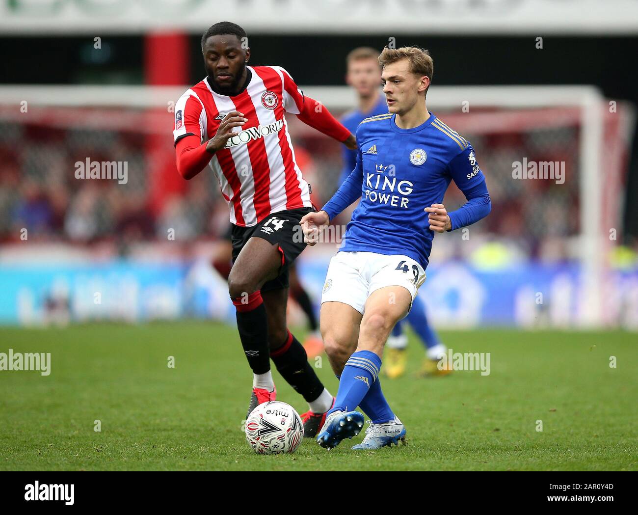 Brentfords Josh da Silva (links) und der Kieran Dewsbury-Hall von Leicester City kämpfen während des vierten Vorrundenspiels des FA Cup in Griffin Park, London um den Ball. Stockfoto