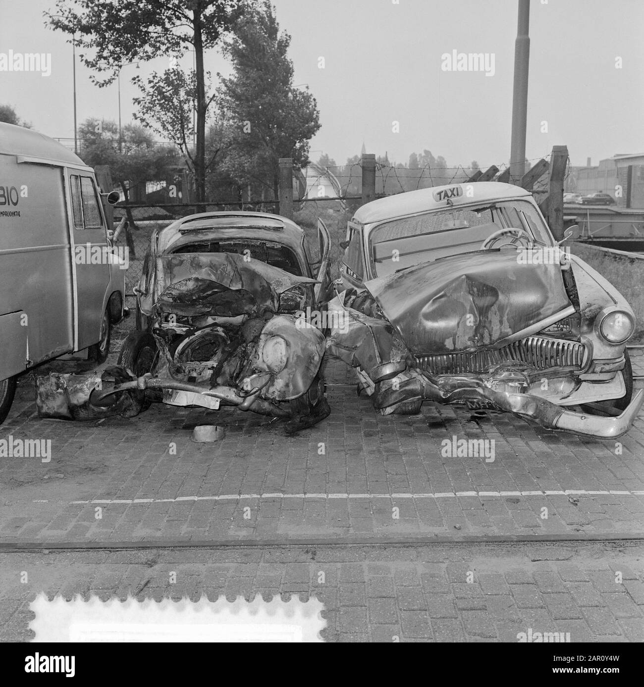Unfall im Maastunnel, Übersichten über die beiden zerstörten Autos Datum: 19. August 1964 Standort: Rotterdam, Zuid-Holland Stichwörter: Name der Automobil-Einrichtung: Maastunnel Stockfoto