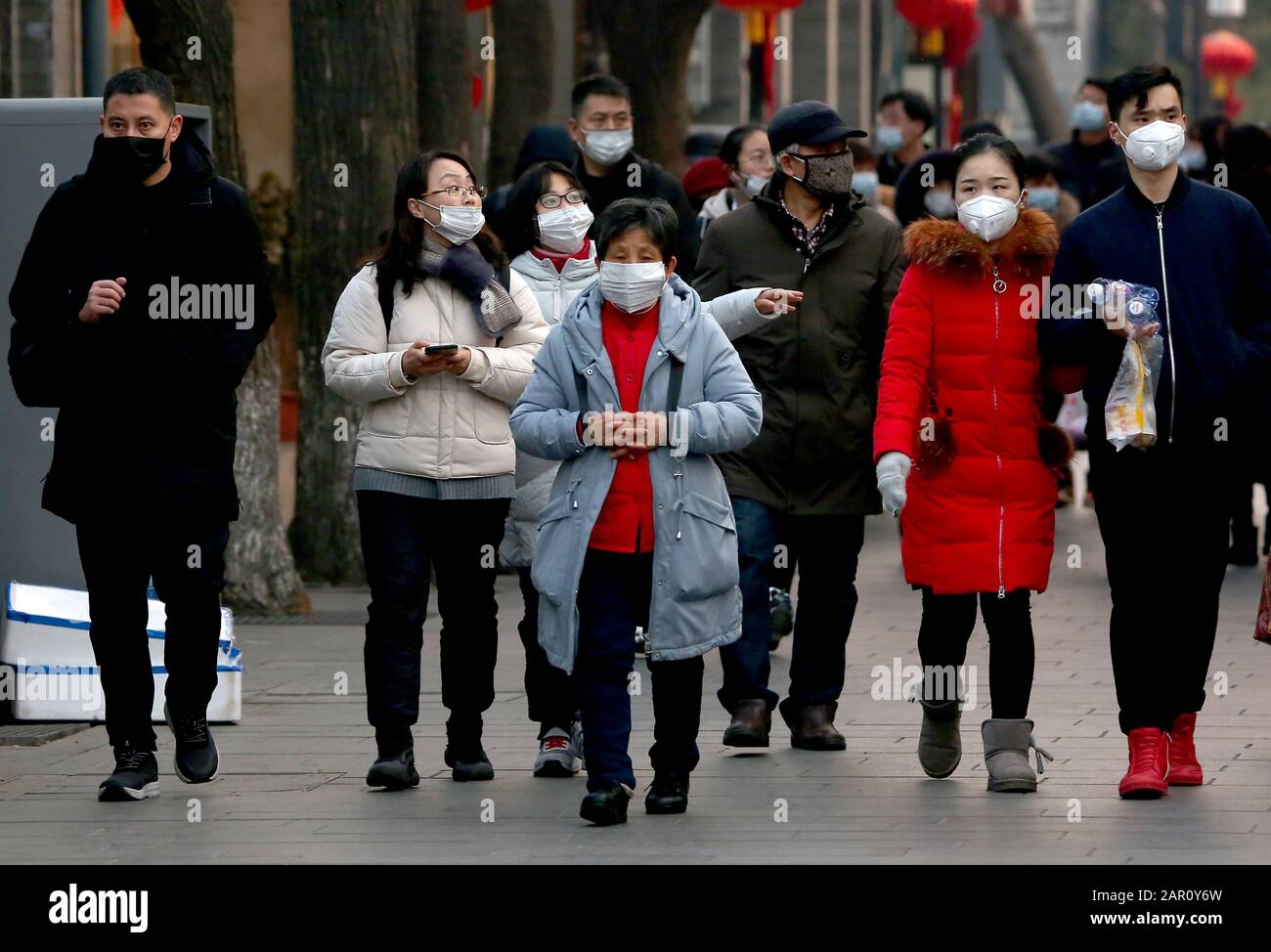 Peking, China. Januar 2020. Chinesen tragen am Samstag, 25. Januar 2020, in Peking Atemschutzmasken. Alle wichtigen chinesischen Neujahrsveranstaltungen wurden in Chinas Hauptstadt abgesagt, zusammen mit allen anderen Großaktivitäten, um die Ausbreitung des Coronavirus zu verhindern. Die Zahl der Todesopfer des chinesischen Virus ist 41. Foto von Stephen Shaver/UPI Credit: UPI/Alamy Live News Stockfoto