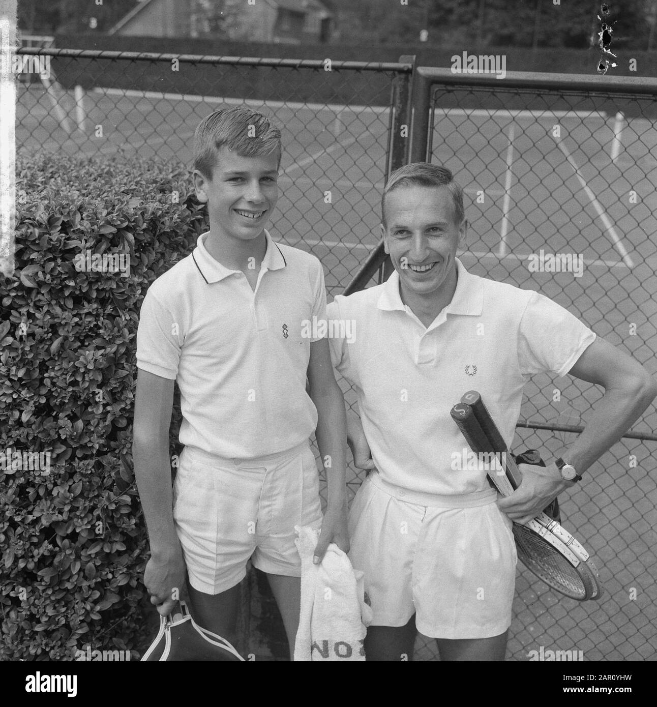 Internationale Tennisweltmeisterschaften 1964 in Hilversum, Erik Dillen (USA) jüngster Teilnehmer mit Gegner Van de Ruijn (r) Datum: 20. Juli 1964 Ort: Hilversum, Noord-Holland Schlagwörter: Teilnehmer, Gegner, Tennisname: Dillen, Erik Personname Stockfoto