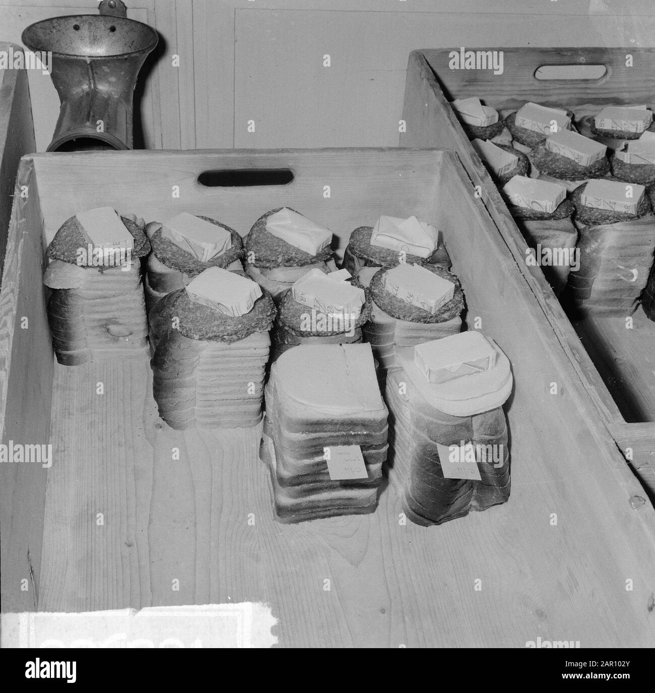 Geschenke aus dem Wieringermeer für Kinder in Emmaziekenhuis, Ankunft WR 189 Datum: 28. August 1965 Ort: Noord-Holland, Wieringermeer Schlüsselwörter: Geschenke, Kinder, Ankünfte Stockfoto