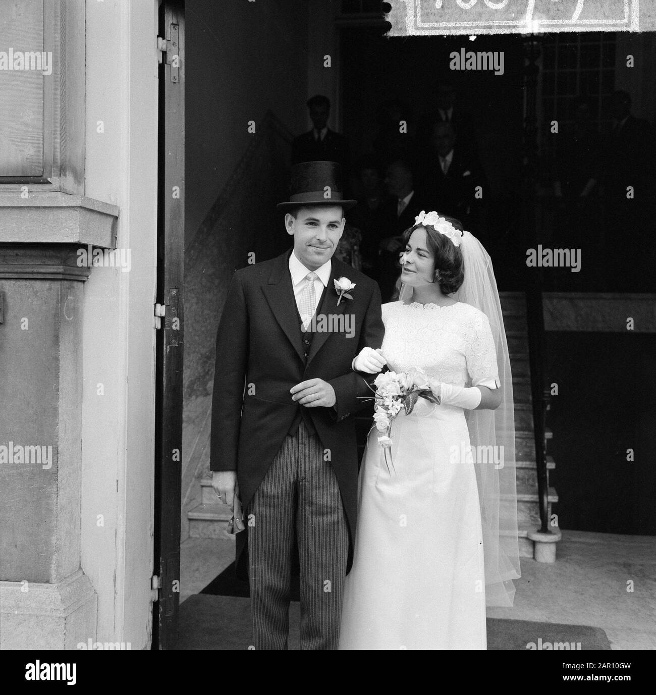 Ehe Willem Maris (Tennisspieler) mit Miss Ouwersloot in den Haag, das Neuvermählte Datum: 12. September 1964 Ort: Den Haag, Süd-Holland Schlüsselwörter: Hochzeitspaare, Ehen, Tennisspieler persönlicher Name: Maris, Willem Stockfoto