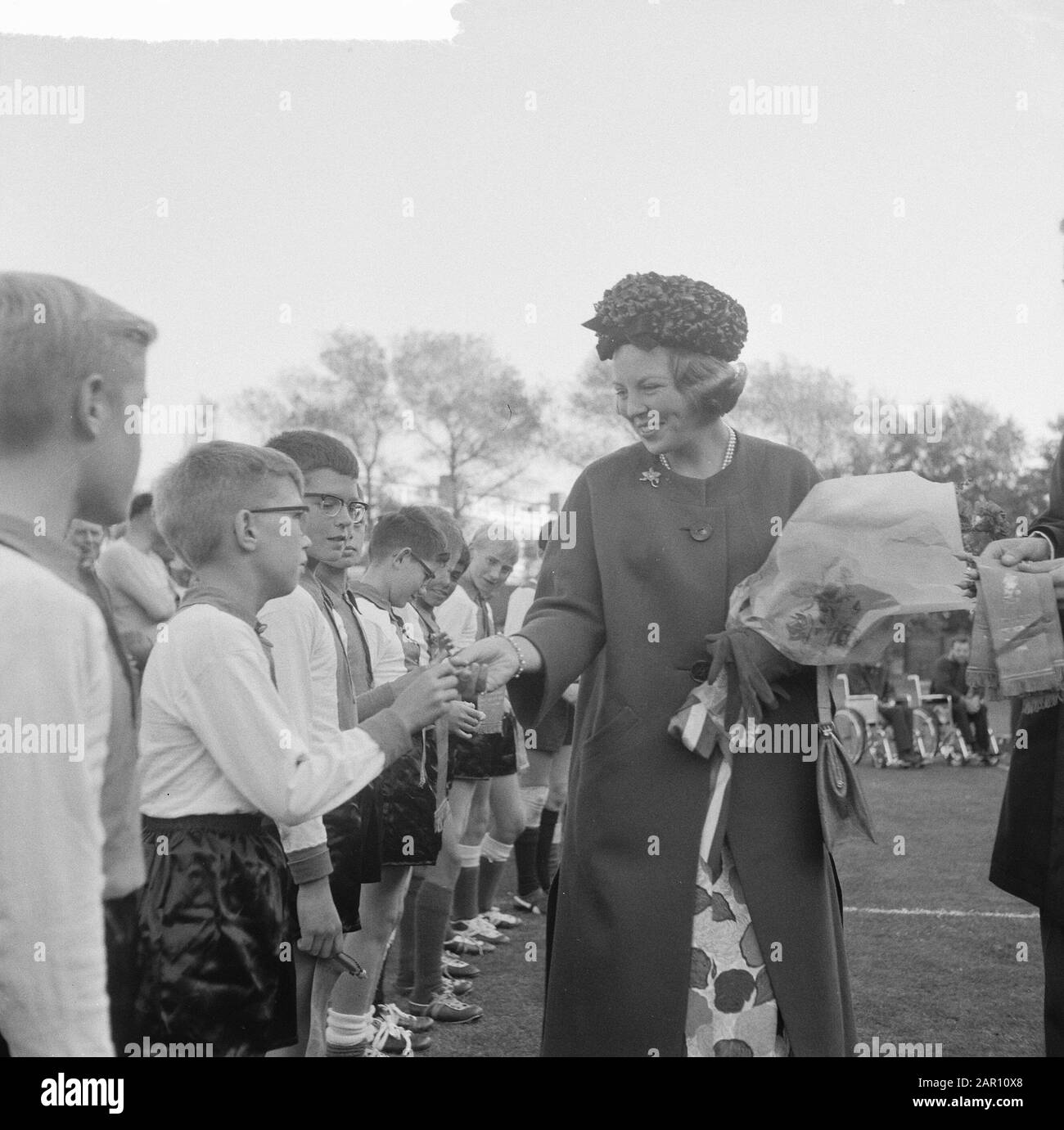 Prinzessin Beatrix besuchte den Abschlusstag von De Zwaluwen, Jugendaktion Polio in den Haag, Prinzessin Beatrix vergibt Medaillen ab Datum: 3. Oktober 1964 Ort: Den Haag, Zuid-Holland Schlüsselwörter: JUGENDAKTIONEN, Besuche, Prinzessinnen persönlicher Name: Beatrix (Prinzessin Niederlande) Stockfoto