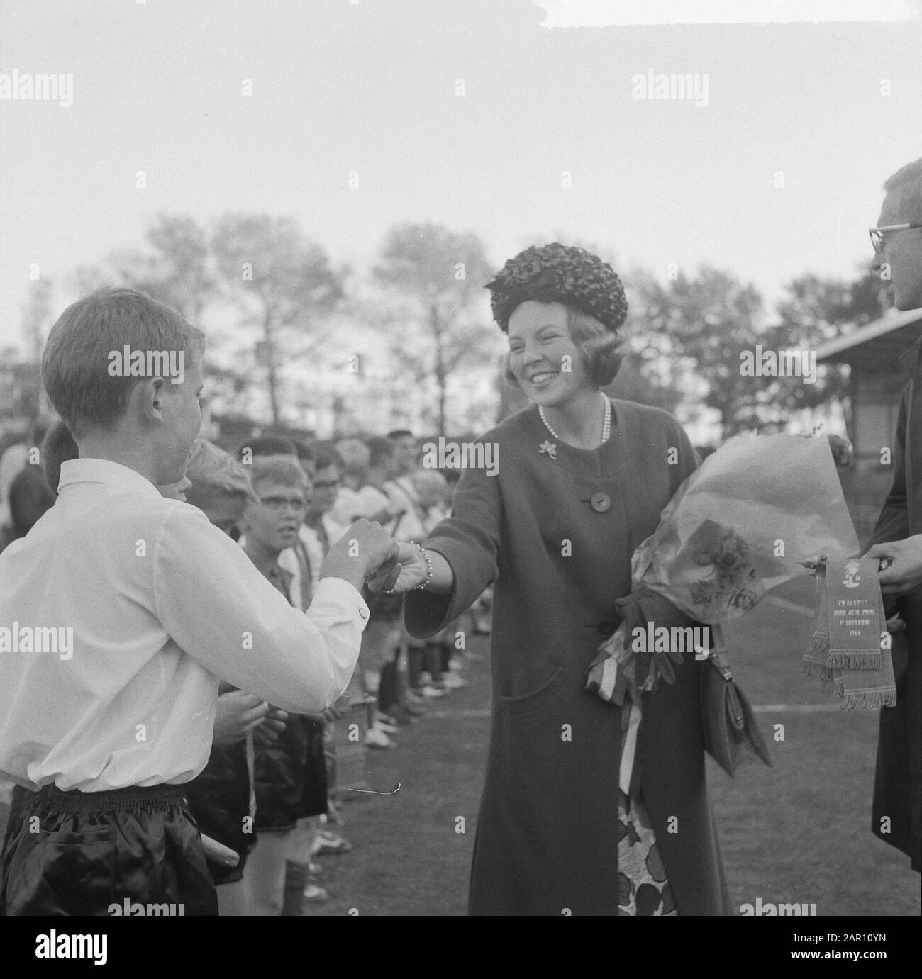 Prinzessin Beatrix besuchte den Abschlusstag von De Zwaluwen, Jugendaktion Polio in den Haag, Prinzessin Beatrix vergibt Medaillen ab Datum: 3. Oktober 1964 Ort: Den Haag, Zuid-Holland Schlüsselwörter: JUGENDAKTIONEN, Besuche, Prinzessinnen persönlicher Name: Beatrix (Prinzessin Niederlande) Stockfoto