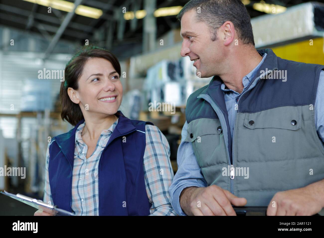 Frau und Mann bei der Arbeit im Lager Stockfoto