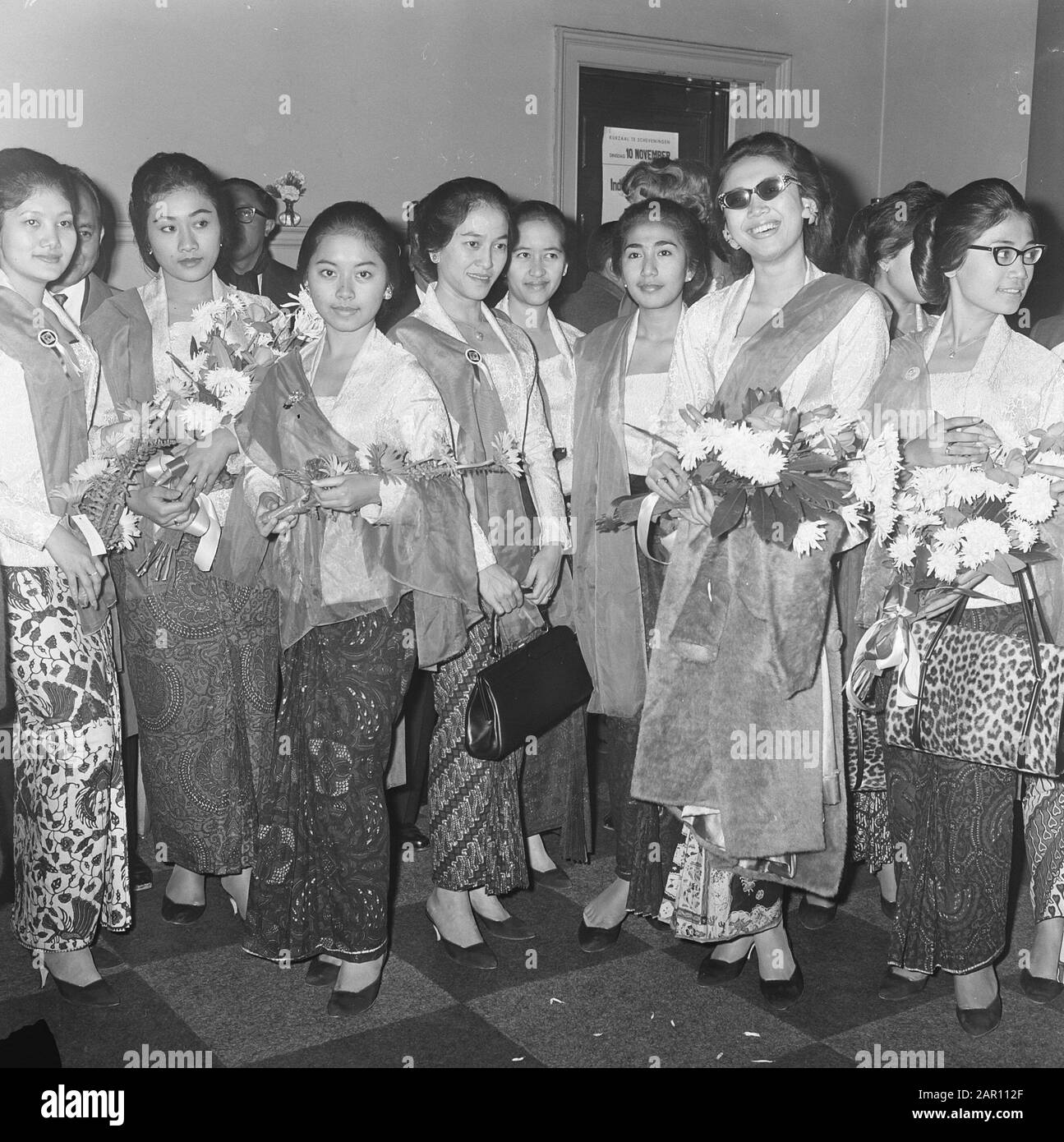 Indonesische Tanzgruppe in unserem Land, Empfang am Bahnhof Holland Spoor in Den Haag Datum: 3. November 1964 Standort: Den Haag, Zuid-Holland Schlüsselwörter: Belege, Stationen Stockfoto