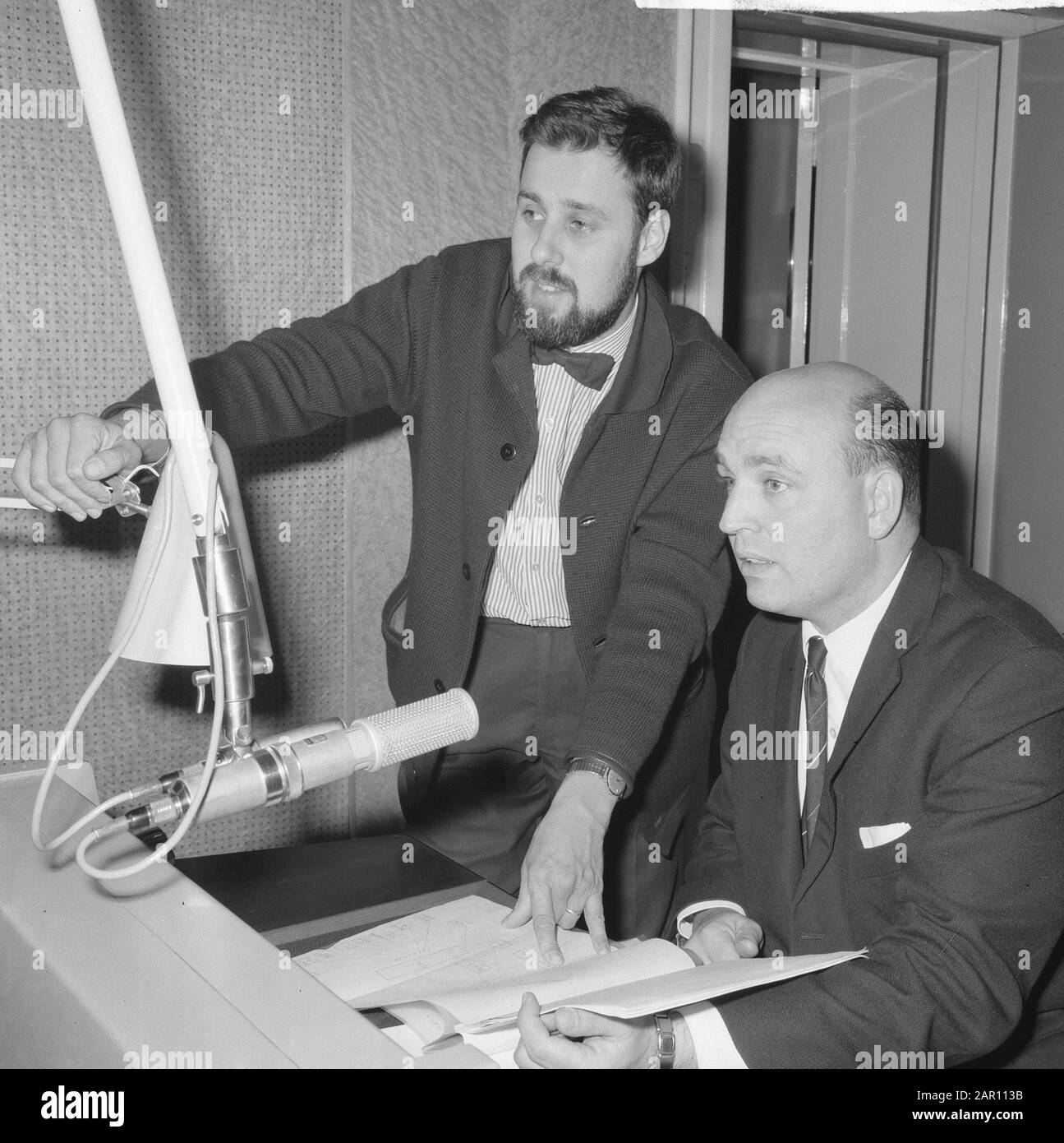 Radio Night sendete Wahlen in Amerika, Henk Neuman (r) und neben ihm Kees Neighbor Date: 3. November 1964 Schlagwörter: Radio sendet persönlichen Namen: Neighbor, Kees, Neuman, Henk Stockfoto
