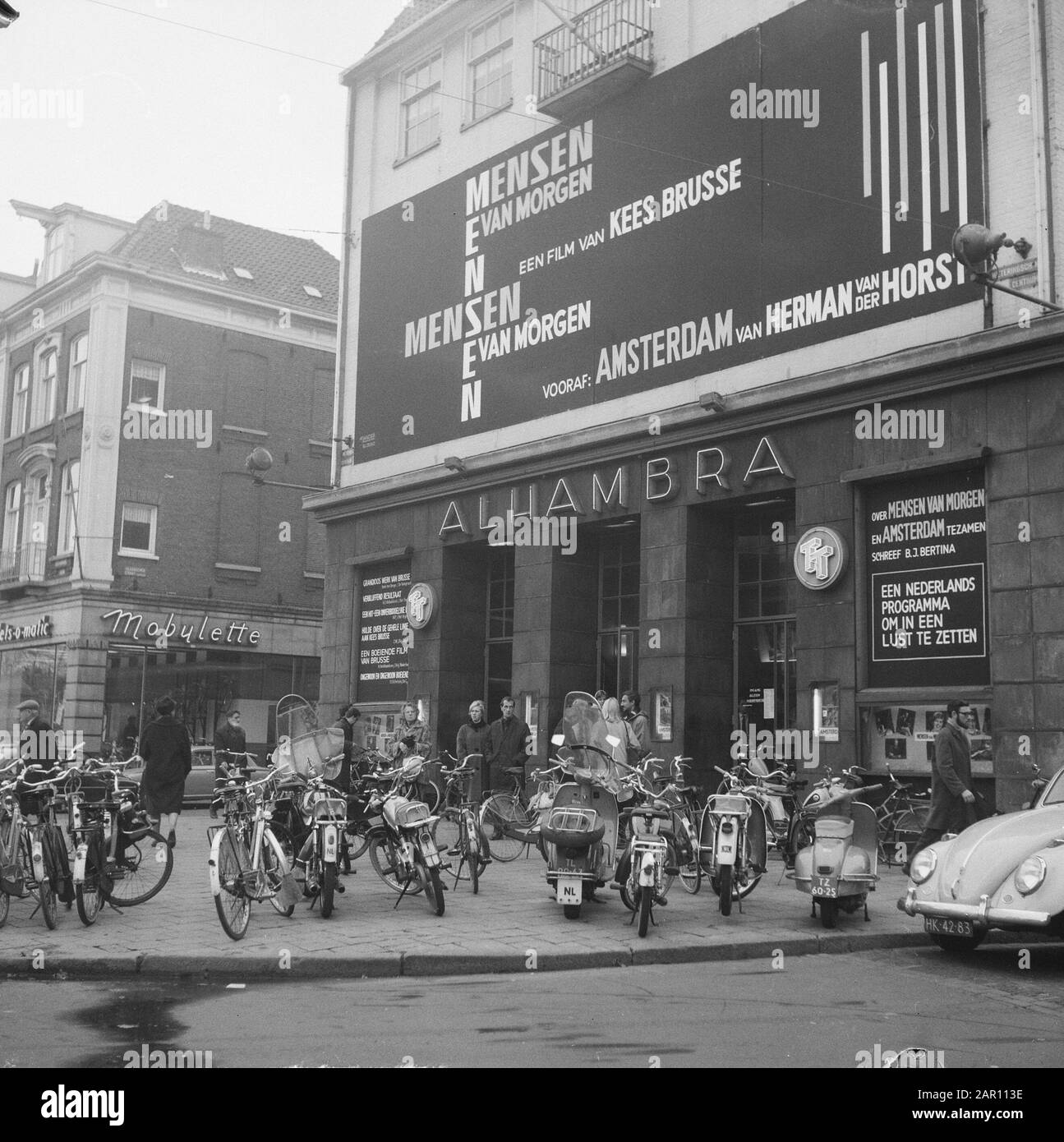 Das Amsterdamse Alhambratheater mit Ankündigungen für den [Dokumentar-] Film People van Morgen [Regie: Kees Brusse], der außer Verkehr kommt Datum: 3. November 1964 Ort: Amsterdam, Noord- Holland Schlagwörter: Kinos, Filme, Werbung Stockfoto