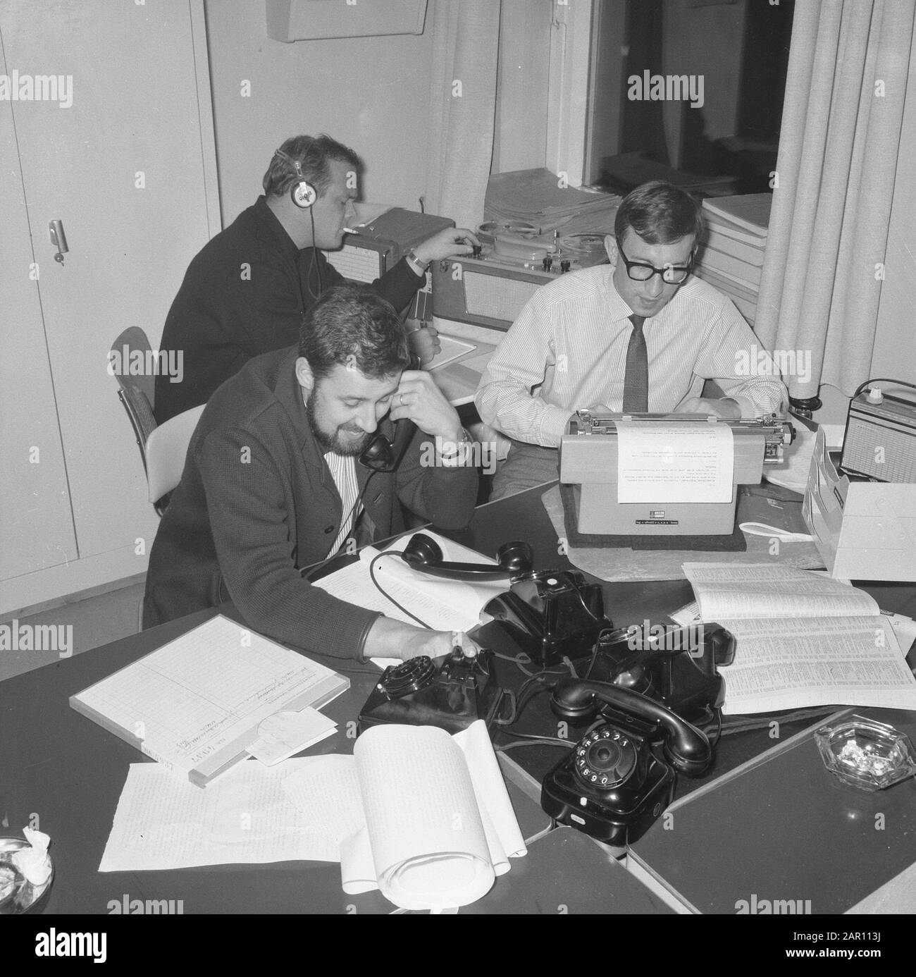 Radio Eight Elections in America, im Vordergrund Kees Buurman The Central man Date: 3. November 1964 Ort: America Keywords: Wahlen, Kraftwerke persönlicher Name: Kees Buurman Stockfoto