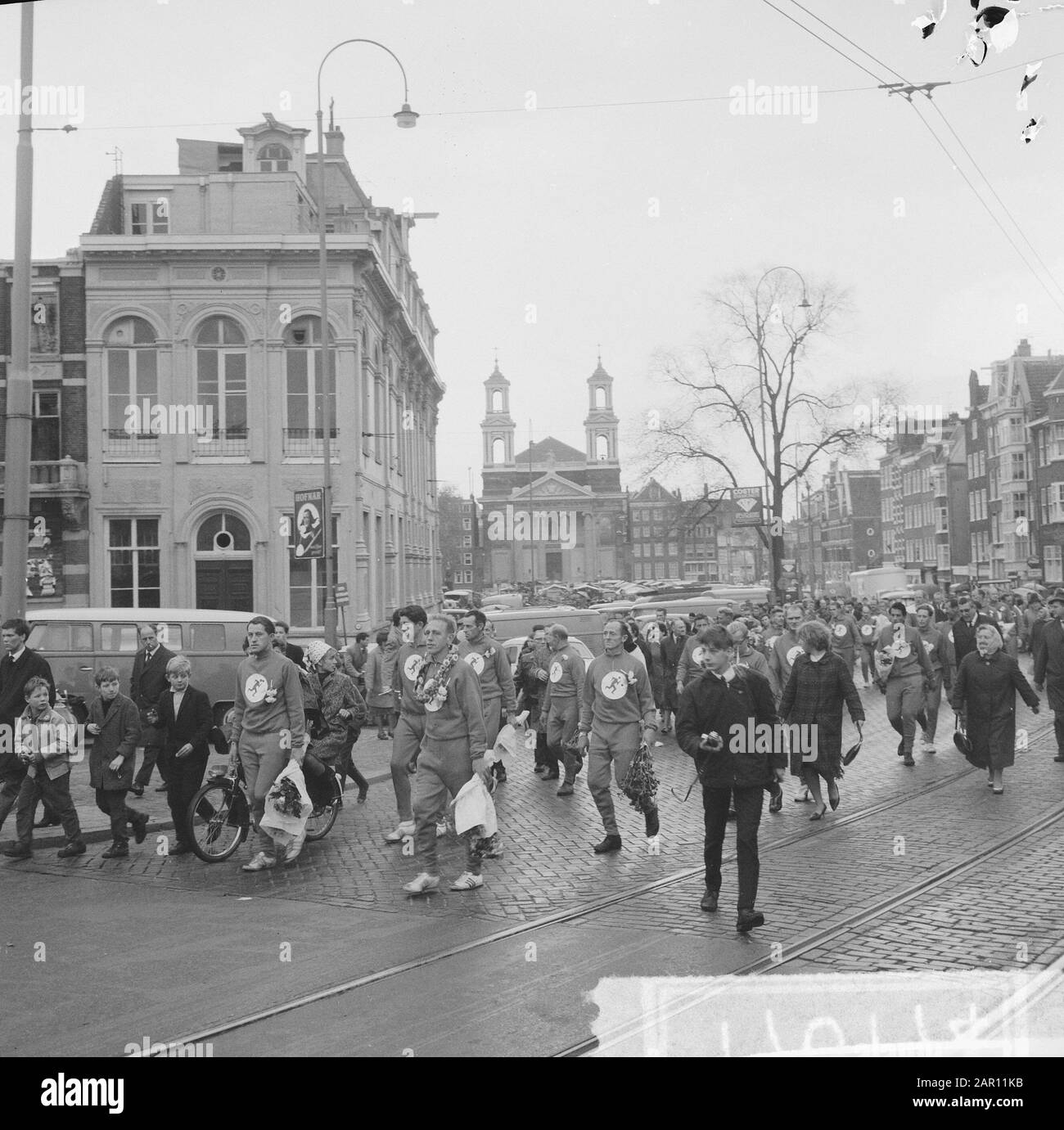 Paris Amsterdam Walking, The Walkers Date: 16. Oktober 1964 Lage: Amsterdam, Noord-Holland Schlüsselwörter: Wanderer Stockfoto