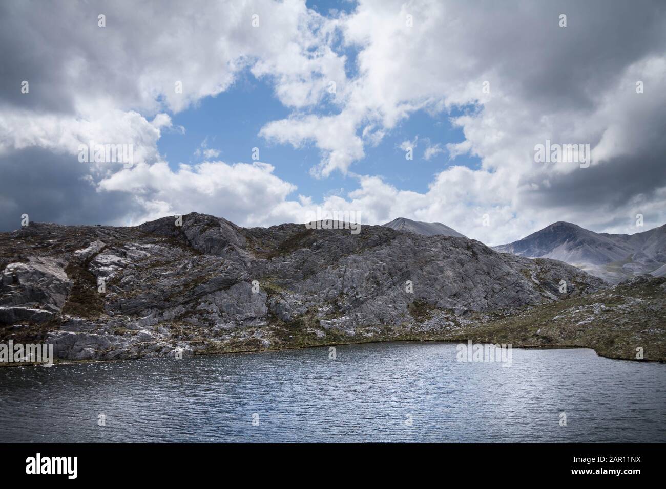 Lochan auf dem Berg-Naturpfad Beinn Eighe Nature Reserve, Scottish Highlands. Stockfoto