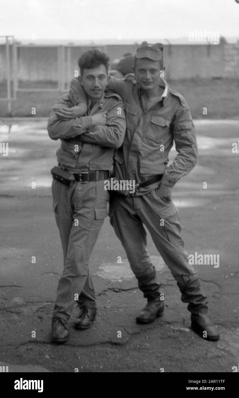 STUPINO, REGION MOSKAU, RUSSLAND - CIRCA 1993: Zwei Kameraden. Porträt der Soldaten der russischen Armee. Schwarz und Weiß. Filmscan. Große Körnung. Stockfoto