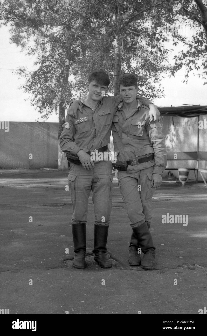 STUPINO, REGION MOSKAU, RUSSLAND - CIRCA 1993: Zwei Kameraden. Porträt der Soldaten der russischen Armee. Schwarz und Weiß. Filmscan. Große Körnung. Stockfoto