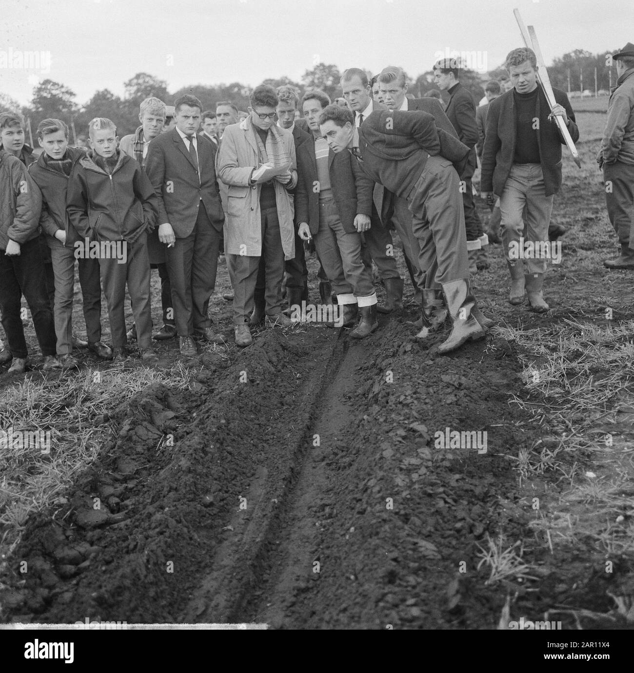 Nationalmannschaftsspiele in Renkum, K. Eelman einer der Kandidaten für den Sieg auf seinem Traktor Datum: 22. Oktober 1964 Ort: Gelderland, Rennum Schlagwörter: Kandidaten, Mannschaften, Spiele persönlicher Name: EELMAN K. Stockfoto