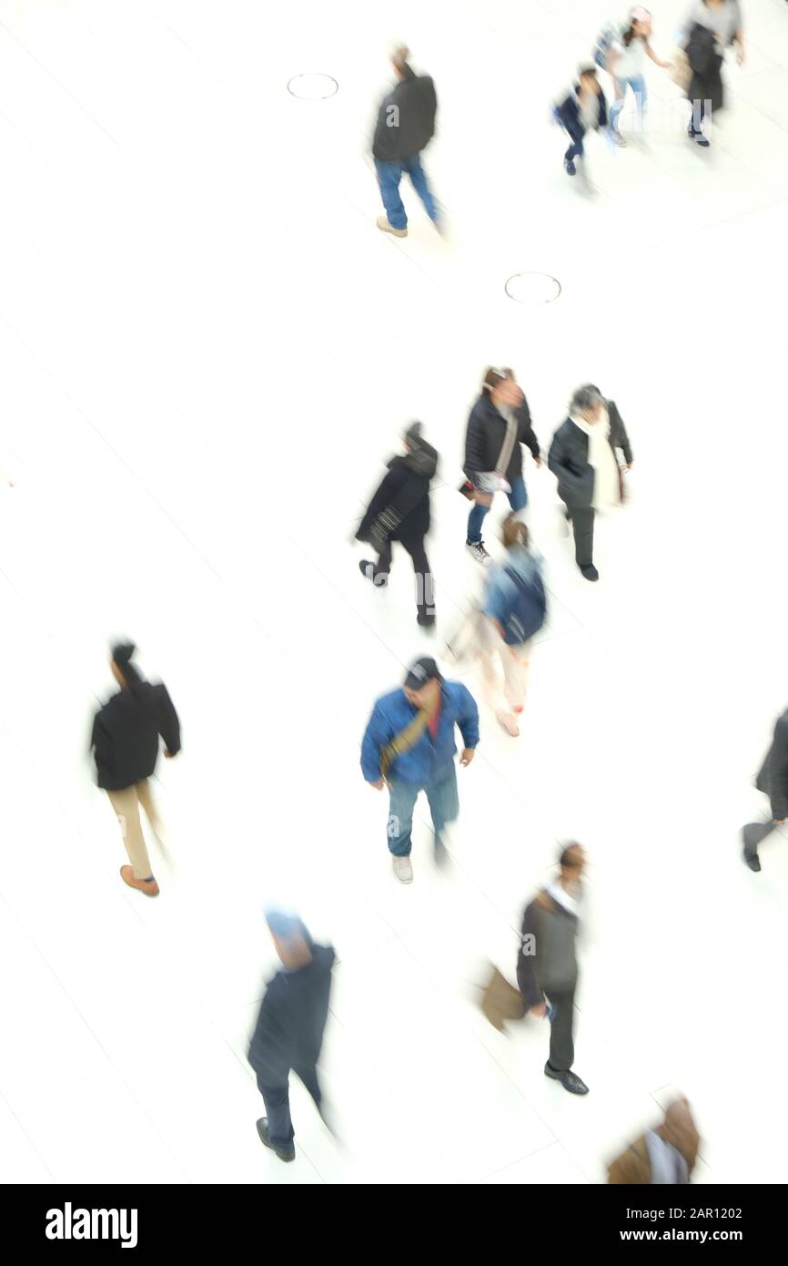 Luftaufnahmen von Menschen in Bewegung verwischen. Stockfoto