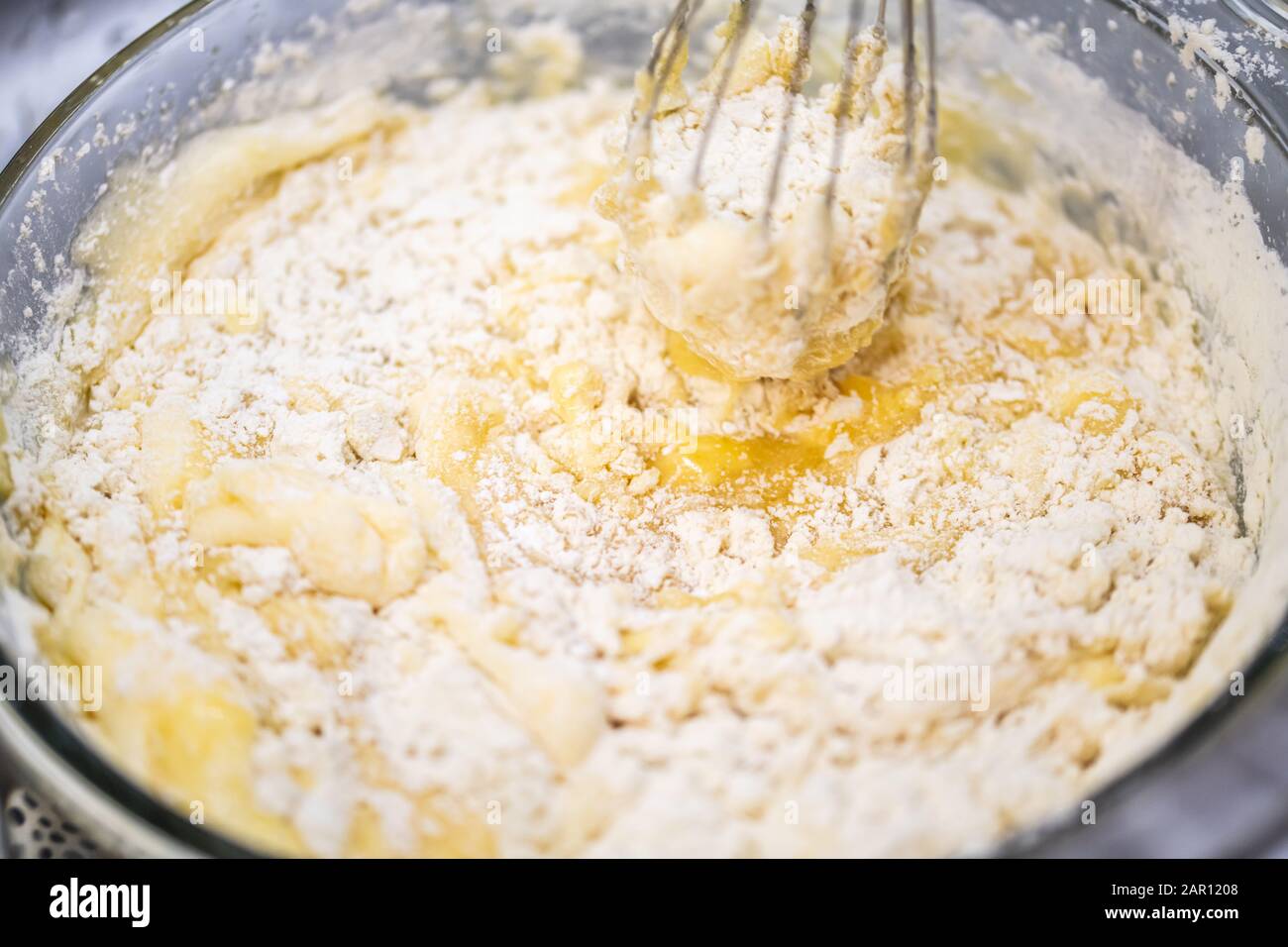 Bewegungsunschärfe beim Mischen von hausgemachtem, köstlichem Kuchen Stockfoto