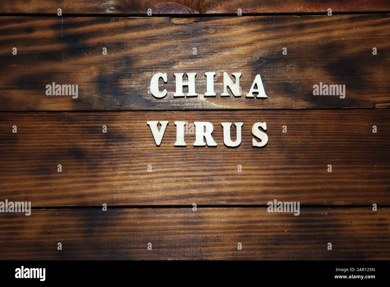 Text china Virus auf dunklem Holztisch Hintergrund. Risiko, an das Virus-Konzept zu erkranken. Stockfoto