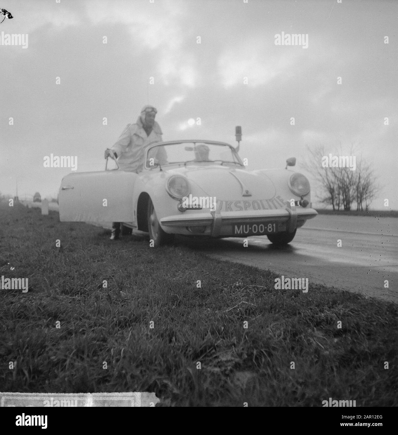 Ein Porsche 356 Cabriolet der Staatspolizei für Streifenarbeiten auf den Autobahnen im Land Datum: 21. Dezember 1964 Schlagwörter: Polizei, Verkehr, Fahrzeugeinrichtung Name: Porsche, Nationalpolizei Stockfoto