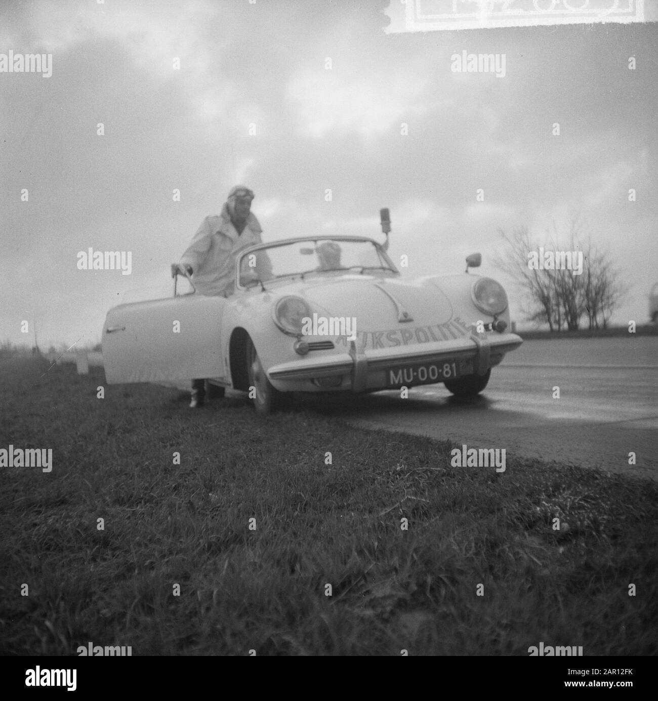 Ein Porsche 356 Cabriolet der Staatspolizei für Streifenarbeiten auf den Autobahnen im Land Datum: 21. Dezember 1964 Schlagwörter: Autos, Polizei, Verkehrseinrichtung Name: Porsche, Staatspolizei Stockfoto
