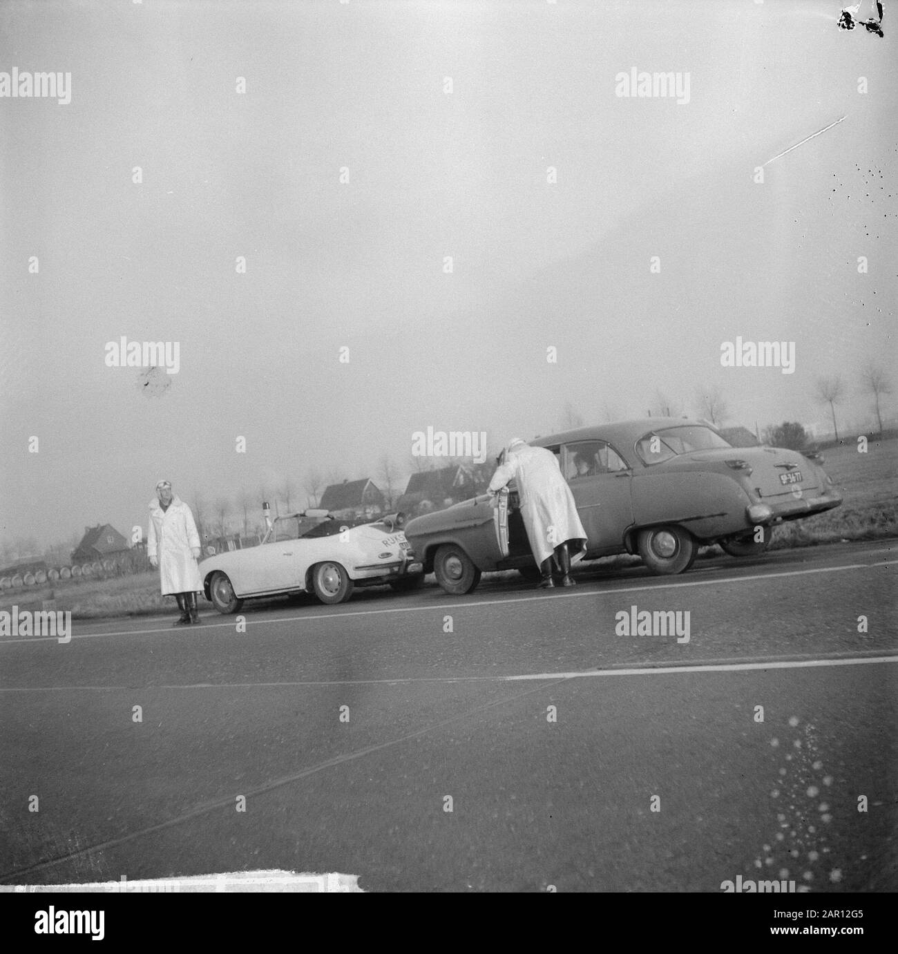 Ein Porsche 356 Cabriolet der Staatspolizei für Streifenarbeiten auf den Autobahnen im Land Datum: 21. Dezember 1964 Stichwörter: Kontrollen, Polizei, Verkehrseinrichtung Name: Porsche, Nationalpolizei Stockfoto