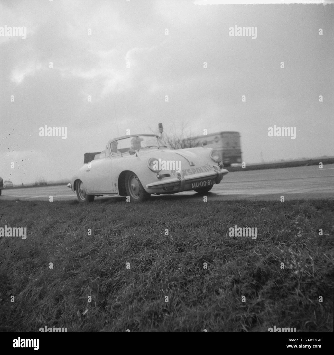 Ein Porsche 356 Cabriolet der Staatspolizei für Streifenarbeiten auf den Autobahnen im Land Datum: 21. Dezember 1964 Schlagwörter: Autos, Polizei, Verkehrseinrichtung Name: Porsche, Staatspolizei Stockfoto