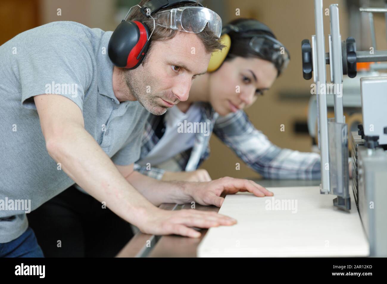 Der Mechaniker des Konzerns, der Wender, bearbeitet die Fertigung in der Werkstatt Stockfoto