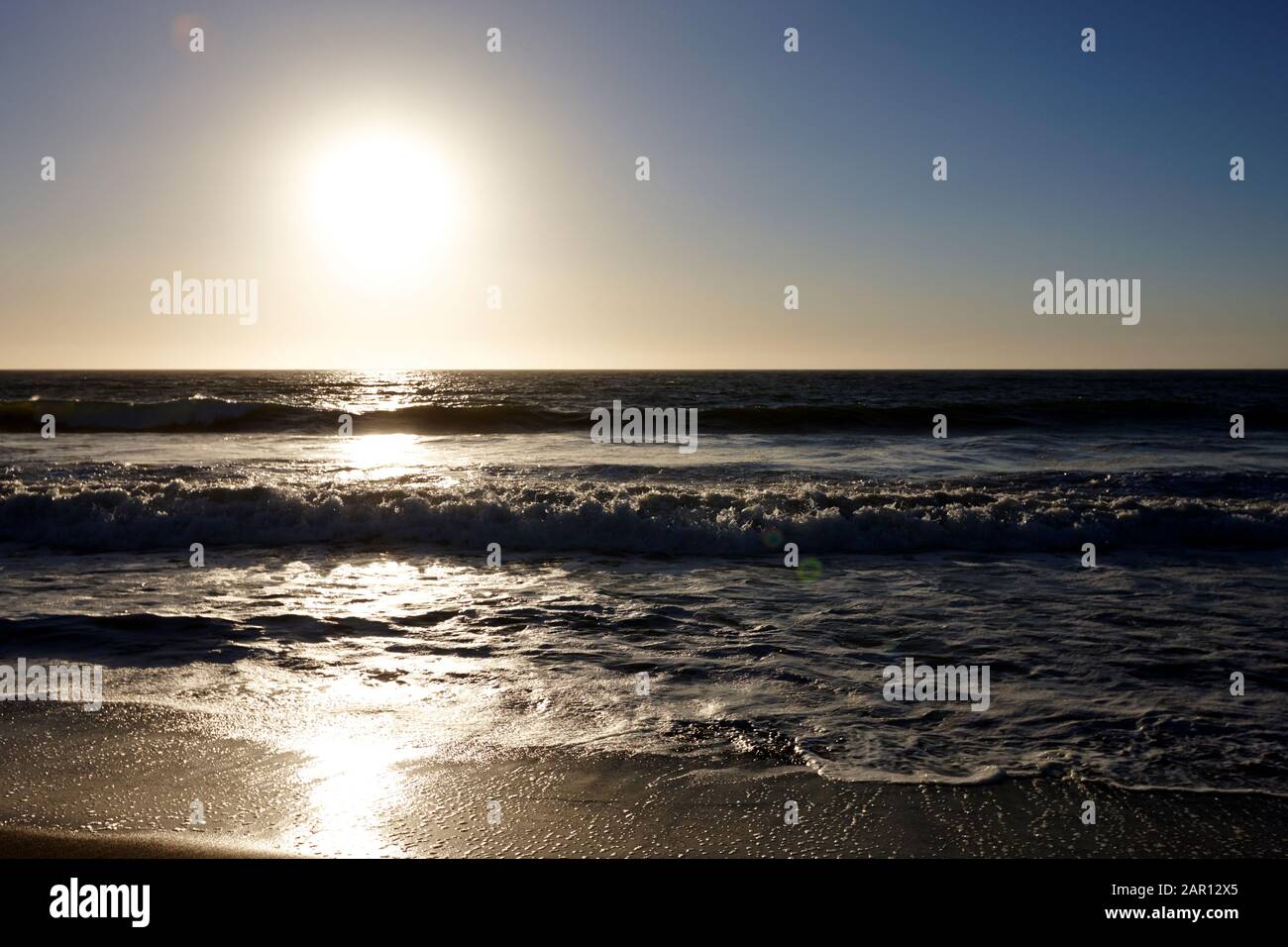 Sonnenuntergang über Sandstrand am Pazifischen Ozean Los Pellines chile Stockfoto
