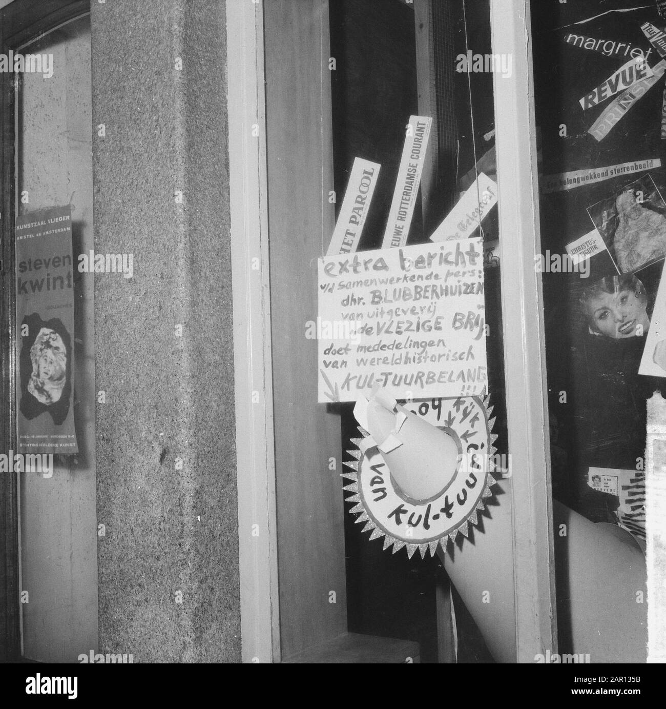 Der Kunstmaler P. Kooistra demonstriert ganz neu, Schaufenster voller Zeitungsausschnitte, u.a. Kooistra widerspricht Jan Cremer Datum: 4. Januar 1965 Schlagwörter: Schaufenster Stockfoto