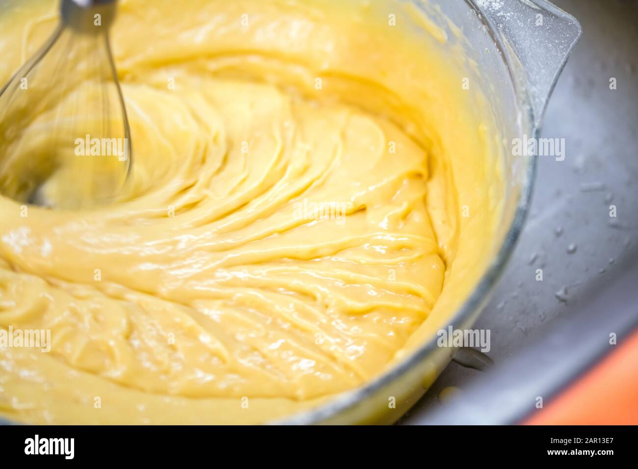 Bewegungsunschärfe beim Mischen von hausgemachtem, köstlichem Kuchen Stockfoto