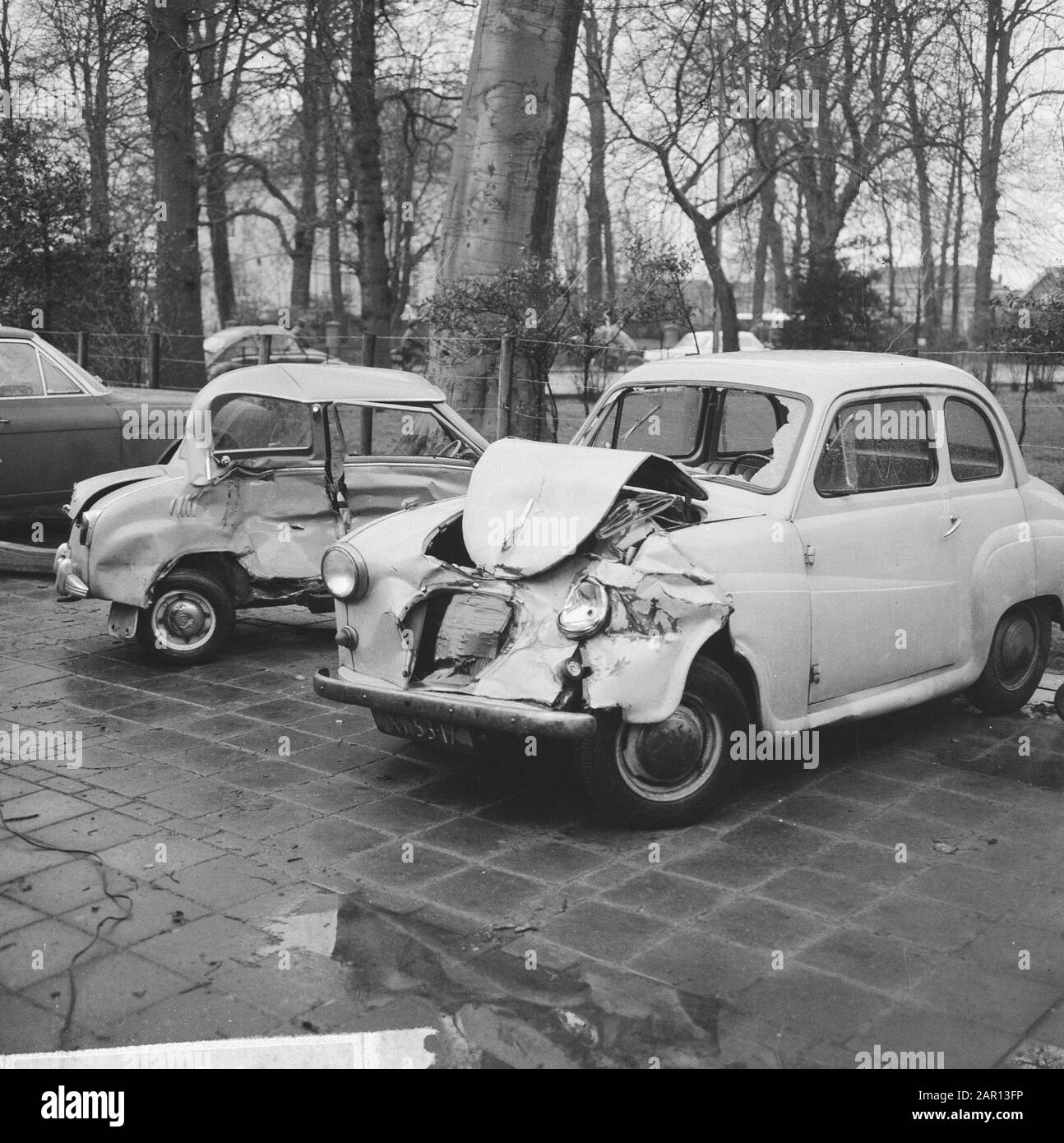 Tödlicher Unfall in der Nähe von Hillegom, an dem Autominister Biesheuvel beteiligt war, Überblick Schadensdatum: 15. Januar 1965 Standort: Hillegom Schlagwörter: Übersichten, Schäden, Autos Personenname: Biesheuvel, Barend Stockfoto