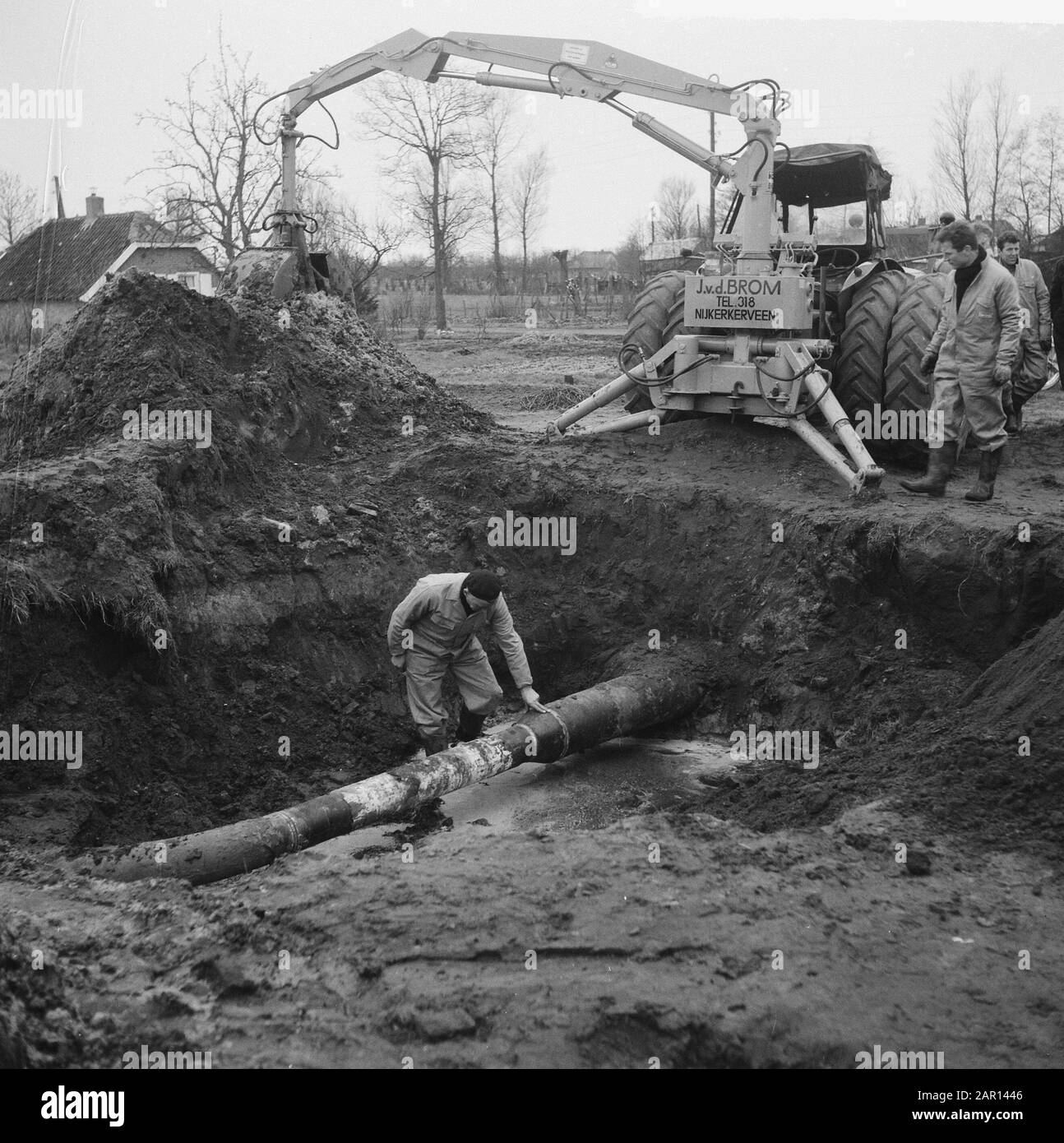 Explosion in der Erdgaspipeline in der Nähe von Nijkerk, eine der Arbeiten zur Reparatur der Pipeline Datum: 7. Februar 1965 Standort: Nijkerk Schlüsselwörter: Arbeiter, Erdgasleitungen, Reparaturen Stockfoto