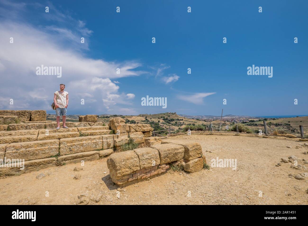 Tourist erkundet Tempelruinen in Agrigent. Das Valle dei Templi von Agrigent auf Sizilien gehört zum UNESCO-Weltkulturerbe. Stockfoto