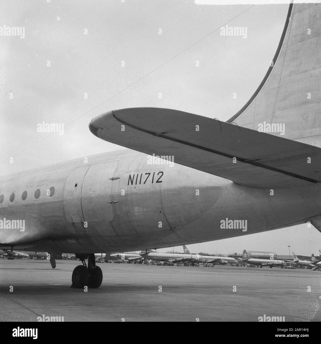 Waffenschmuggel-Affäre, das Flugzeug, das letzte Nacht Schiphol landete, das N 11712 Datum: 17. Februar 1965 Standort: Noord-Holland, Schiphol Schlüsselwörter: Flugzeug Stockfoto