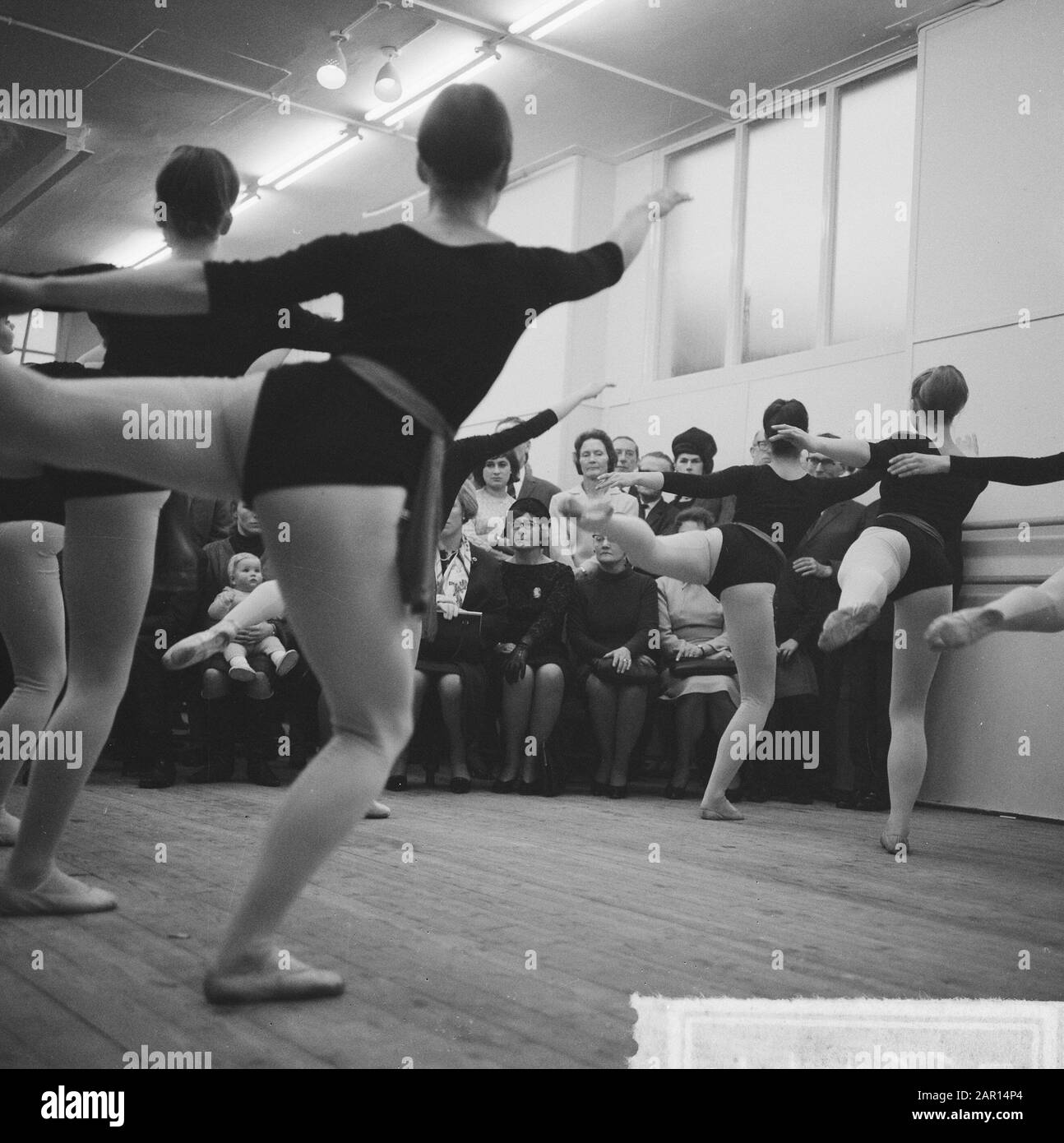 Neue Ballettschule eröffnet in Tweede Weteringsdwarsstraat von Nel Roos Datum: 20. Februar 1965 Schlüsselwörter: Ballett Stockfoto