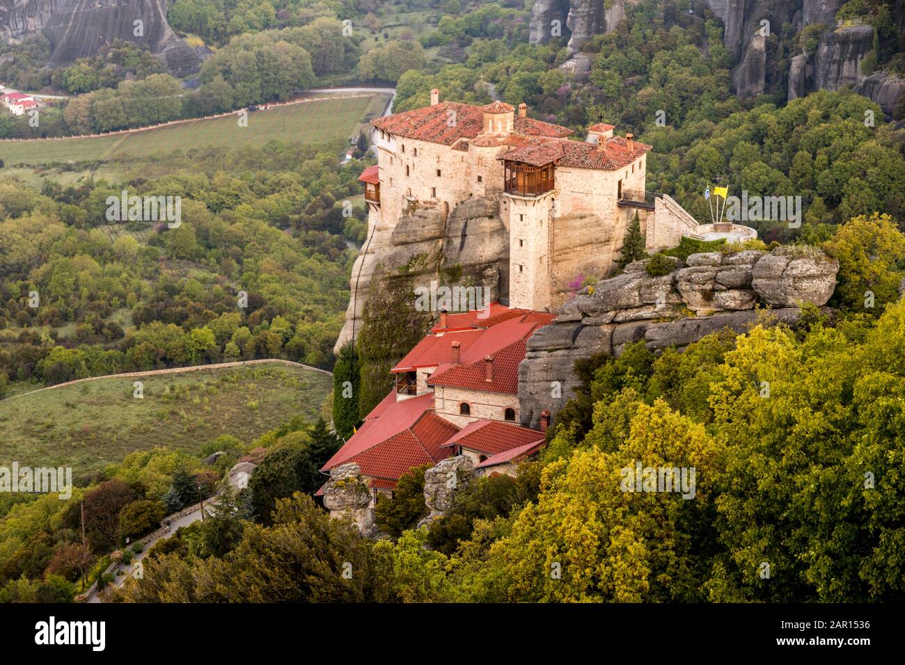 Meteora, Griechenland. Sonnenaufgang in den byzantinischen Klöstern von Roussanou in den Felsen bei Meteora in Kalambaka Stockfoto