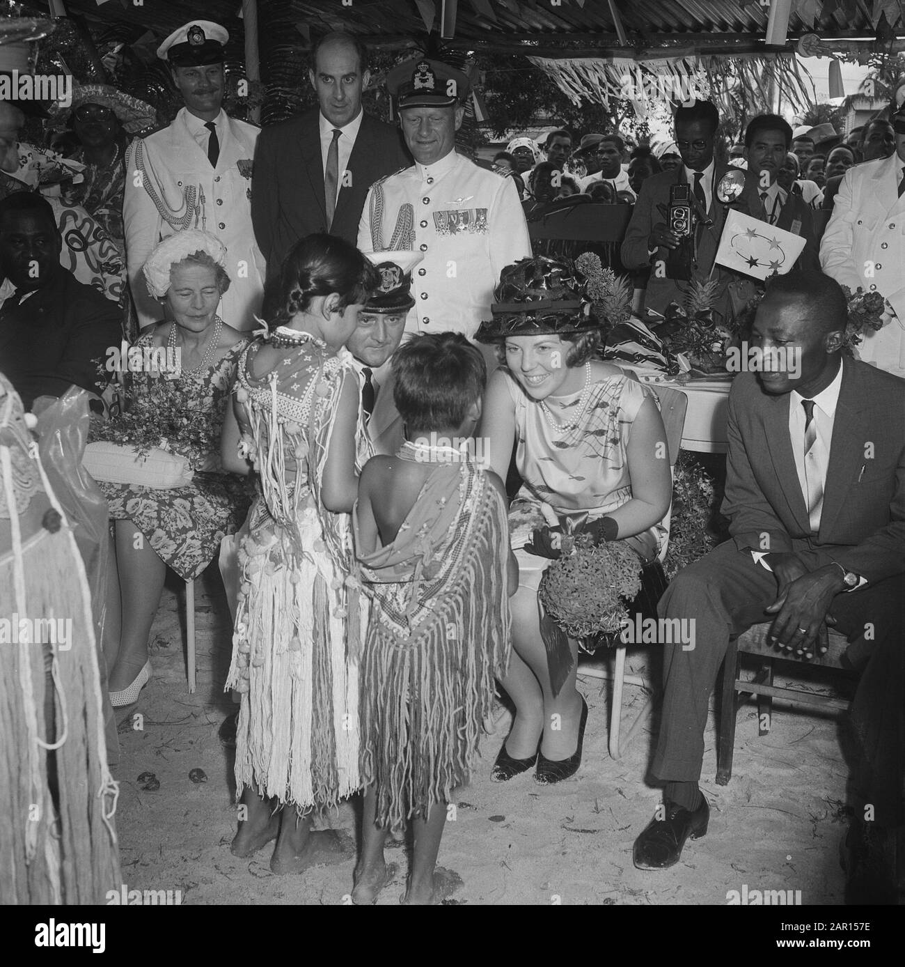 Prinzessin Beatrix in Suriname, Prinzessin Beatrix bekommt Geschenk von Indianern Datum: 4. März 1965 Ort: Suriname Schlüsselwörter: Bevölkerung, Geschenke, königliche Besuche, Prinzessinnen persönlicher Name: Beatrix, Prinzessin Stockfoto