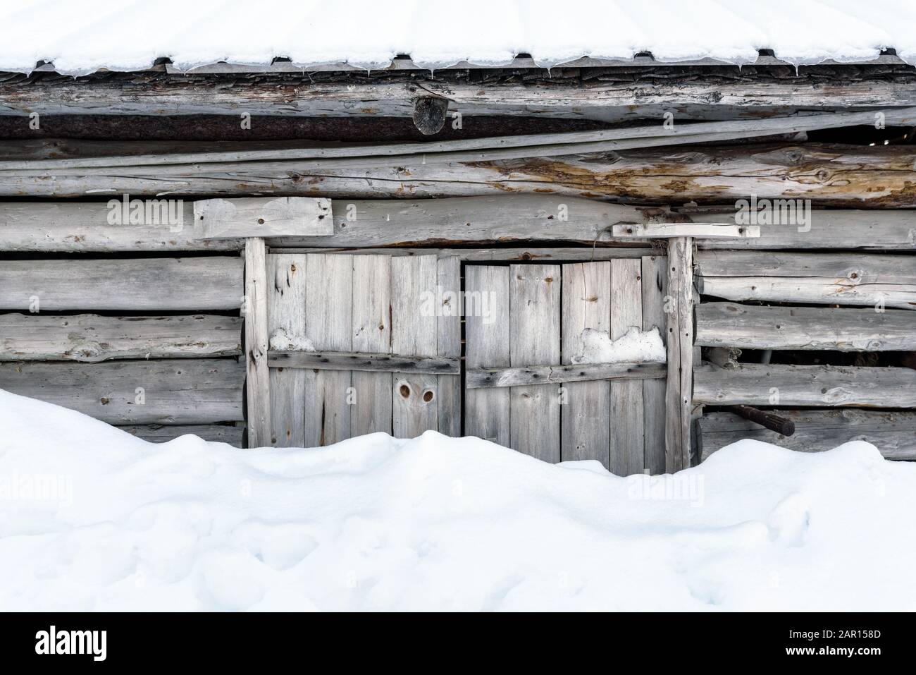 Alte Holzscheune mit Schnee Stockfoto