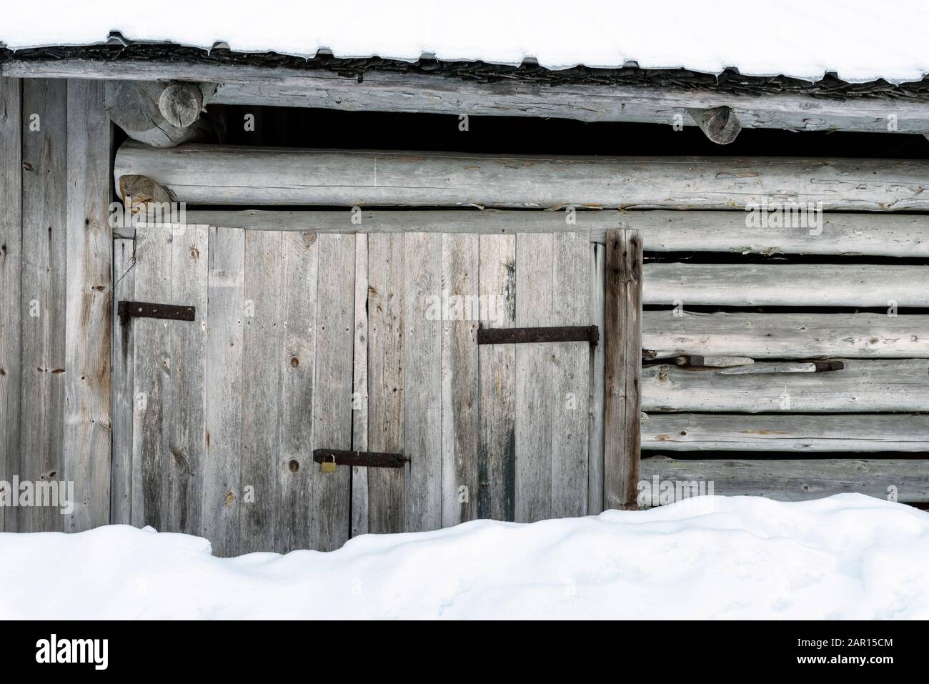 Alte Holzscheune mit Schnee Stockfoto