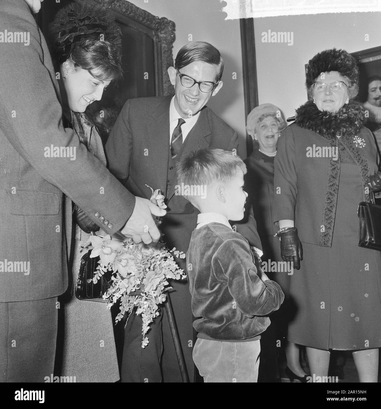 Verlobte Paar in den Haag, Sohn des Premiers Marijnen Datum: 11. März 1965 Ort: Den Haag, Süd-Holland Schlagwörter: Prinzessinnen, verlobt persönlicher Name: Marijnen, Victor Stockfoto